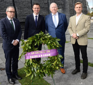Irish-Famine-Wreath-T-Sandler-2017_Ambassador Jim Kelly, Minister Patrick O’Donovan T.D., Robert Kearns Chairman Ireland Park Foundation, Councillor Joe Cressy